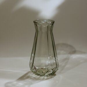 Heldere glazen Prisma Vaas met achthoekige facettering, taps toelopend naar een smalle hals