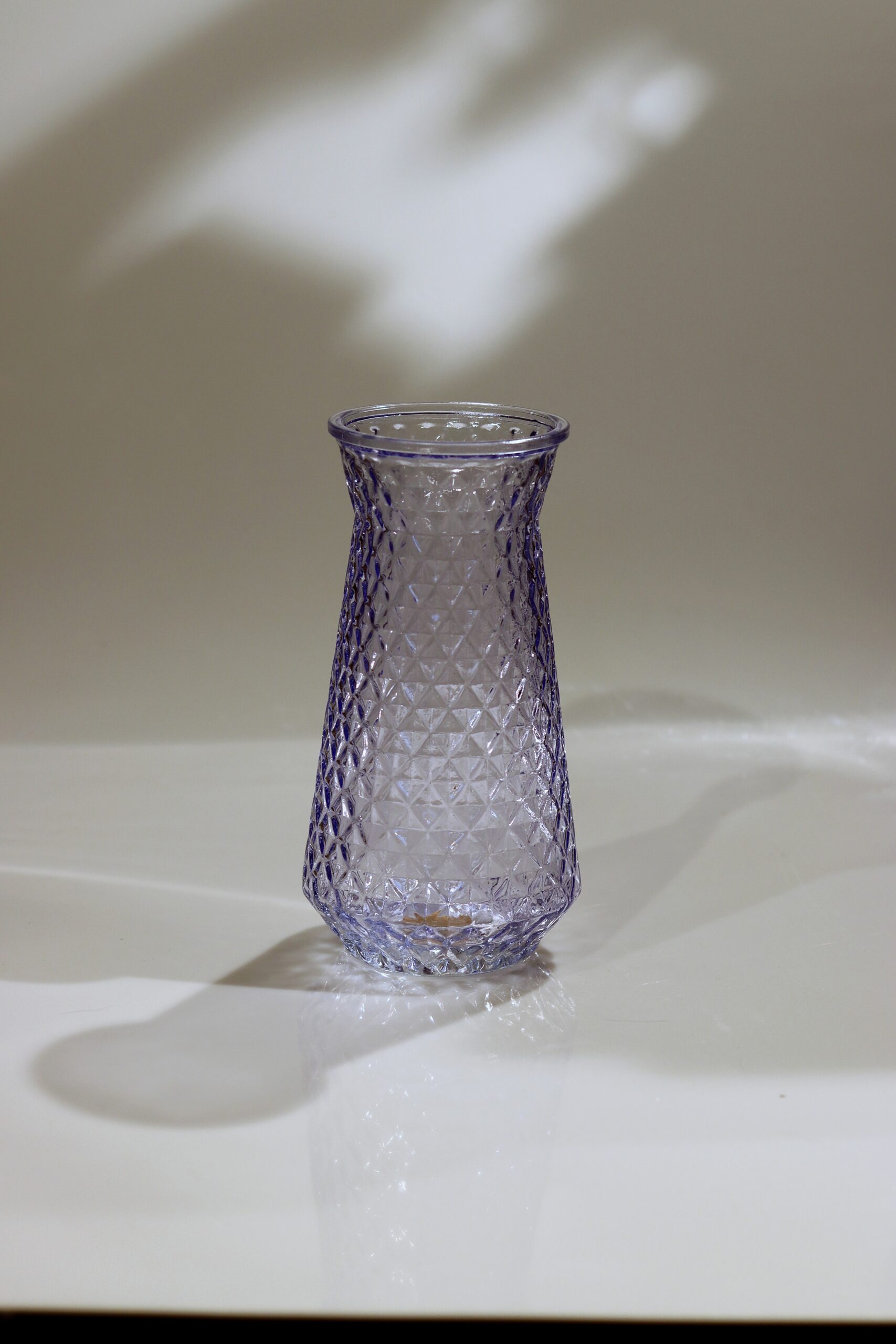 Taps toelopende glazen Kristal Vaas met geslepen ruitjesmotief en zachte blauwe glans